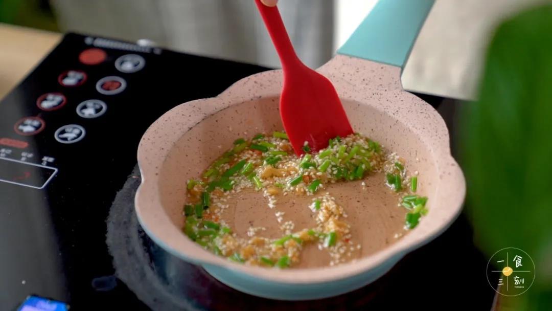 热锅倒入少许油，把芝麻、葱花、蒜蓉炒至出香味