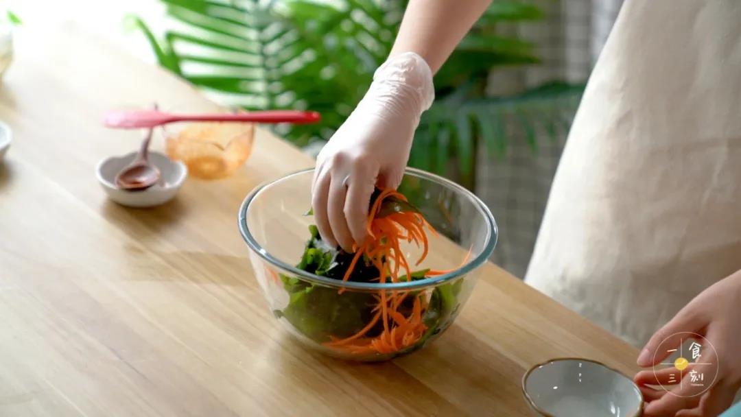 胡萝卜丝和裙带菜拌匀