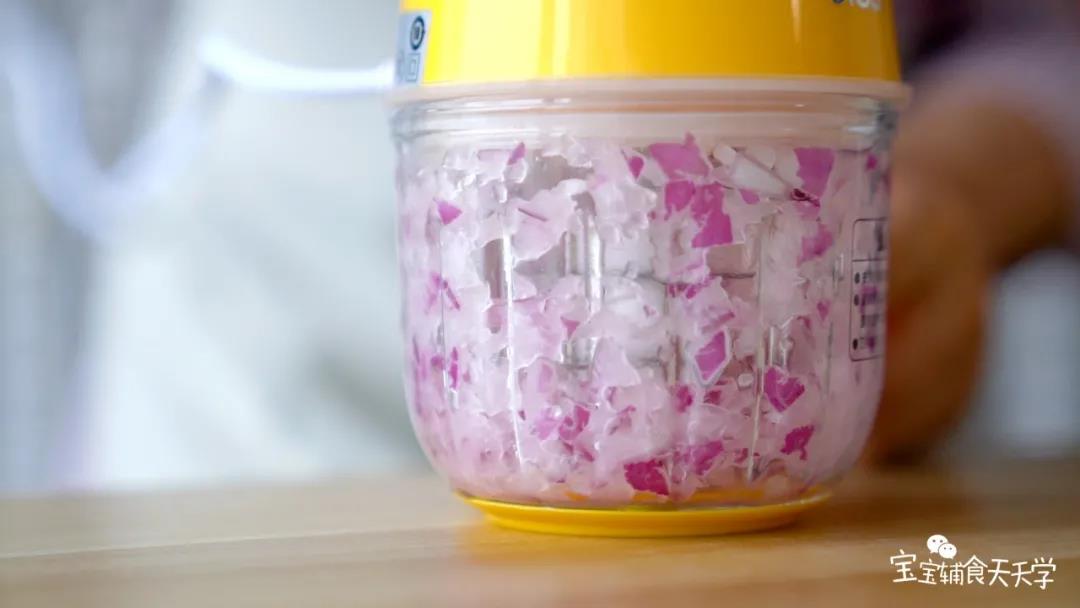 洋葱用搅拌器搅拌成小粒