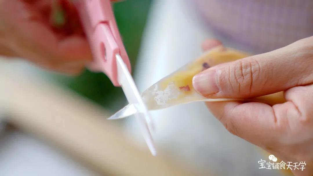 烤盘铺油纸，裱花袋剪1cm小口，挤出一个个圆圈