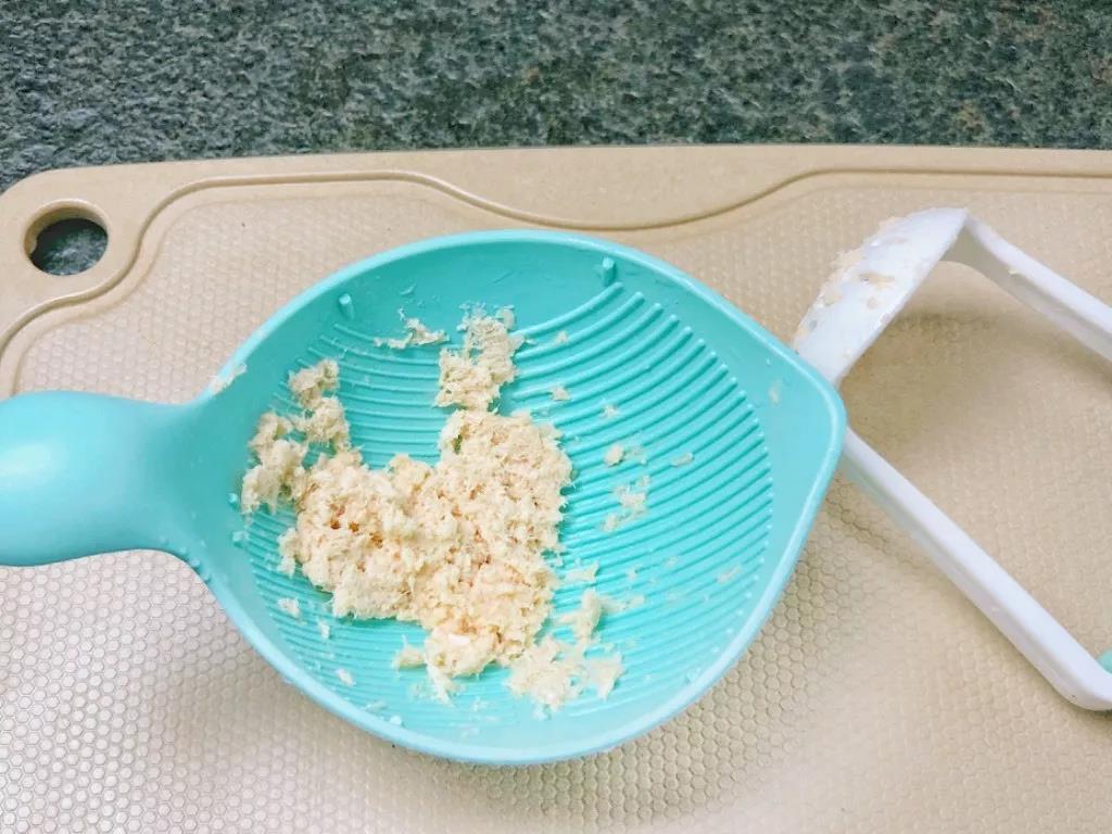 三文鱼压成泥。