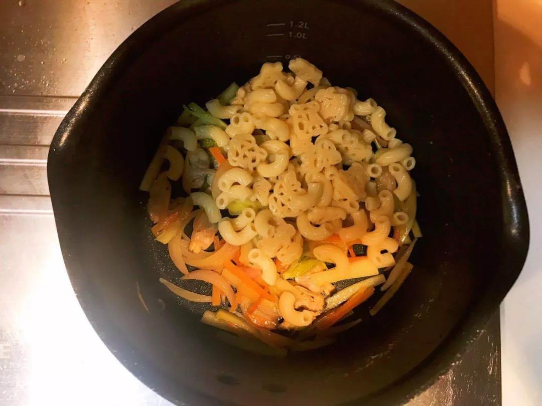 热锅冷油，下蔬菜丝炒至软后加入煮熟的意面和花蛤，加入少量水，盖盖焖煮2分钟。