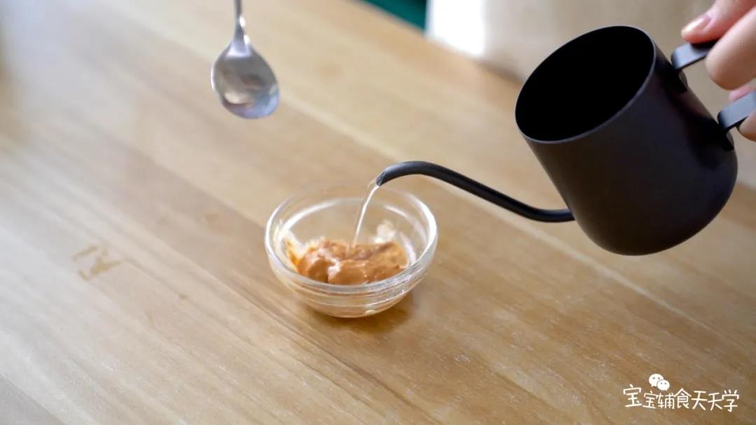 花生酱用温水化开，搅拌至浓稠状态