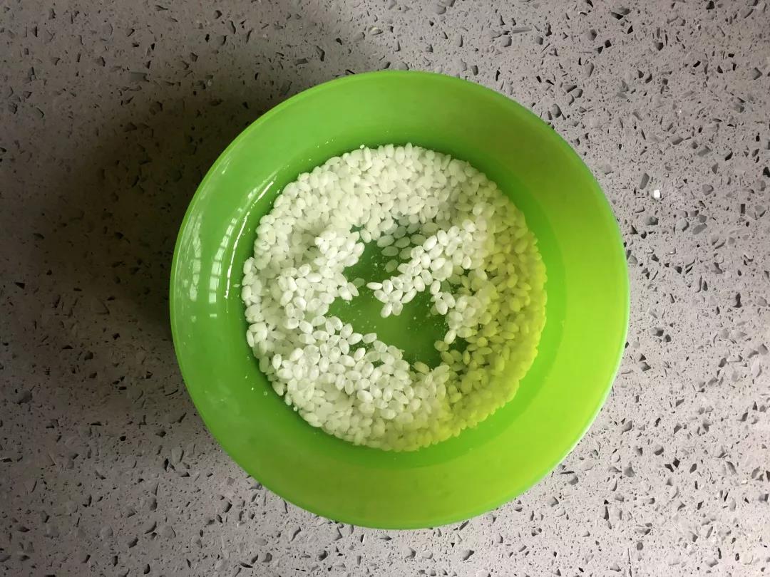 大米洗净浸泡1小时。