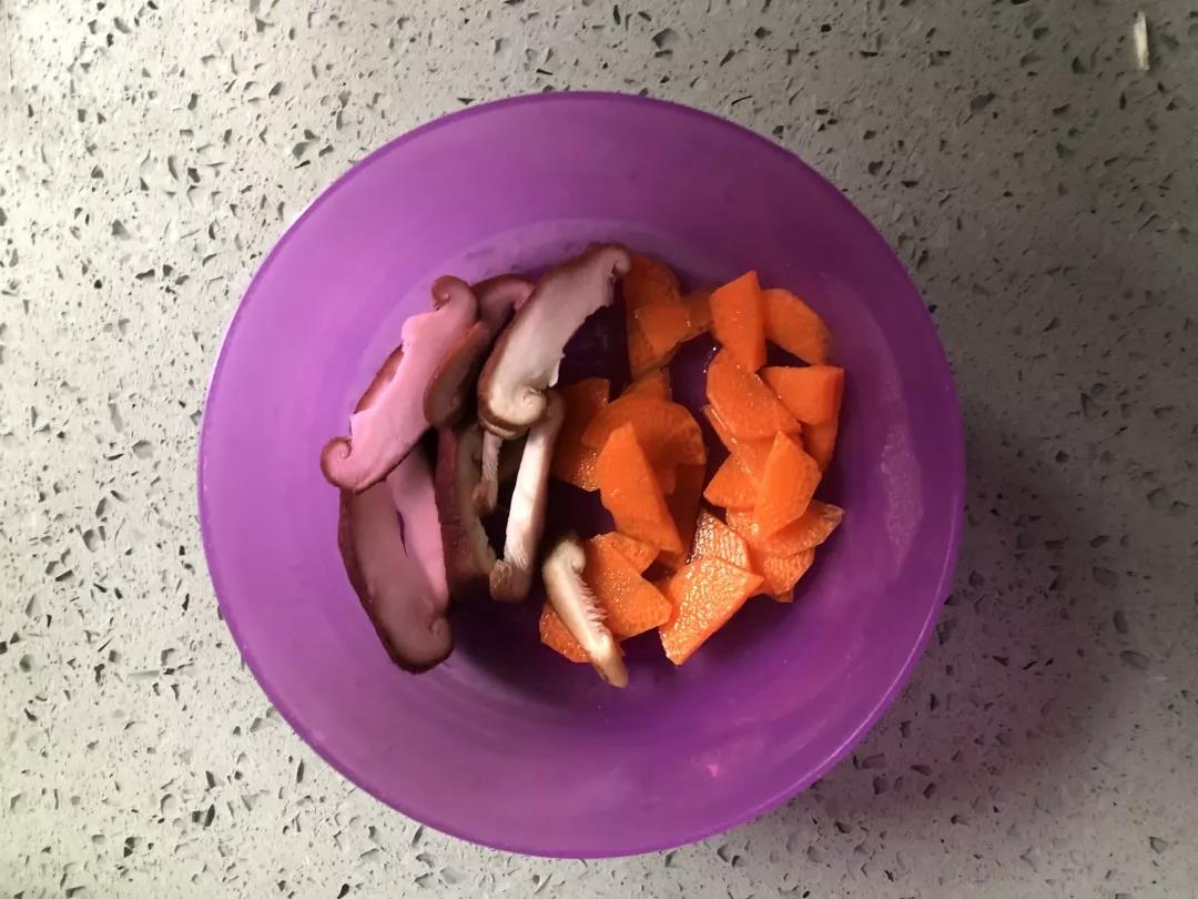 胡萝卜洗净去皮切片，香菇洗净切片。