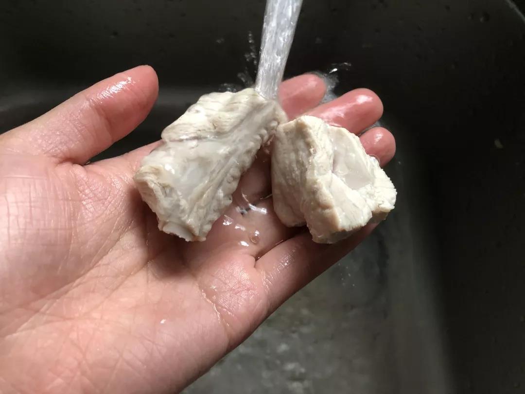 水开后用水冲洗排骨冲洗干净。