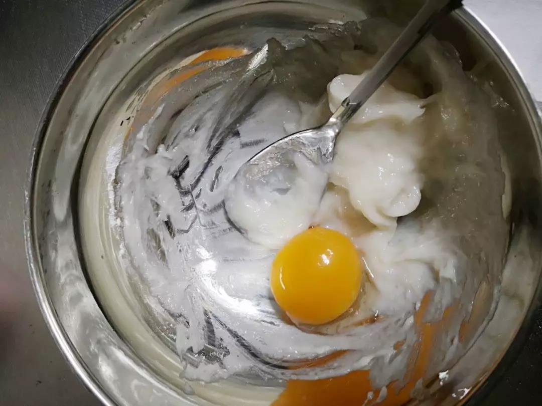 第5步：再加入蛋黄搅拌均匀。
