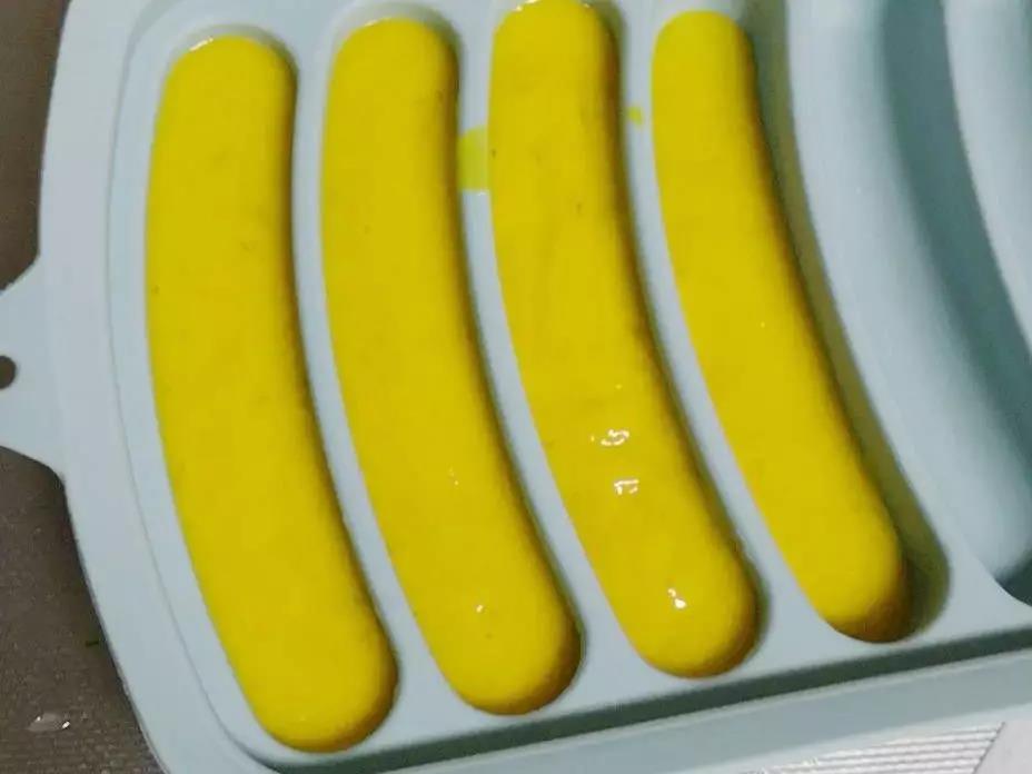 第7步：模具刷一层油，挤入虾泥。