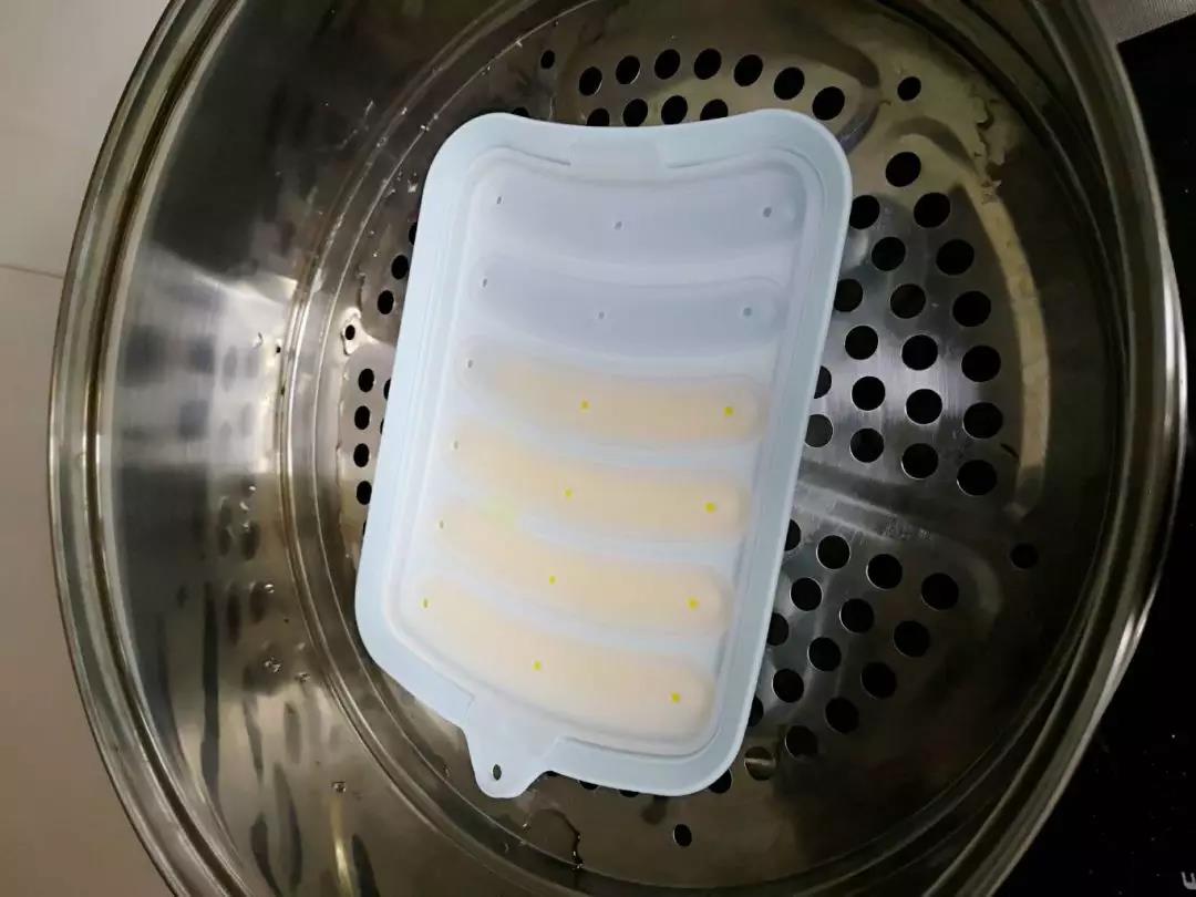 第8步：冷水上锅蒸15分钟，晾凉后脱模即可。