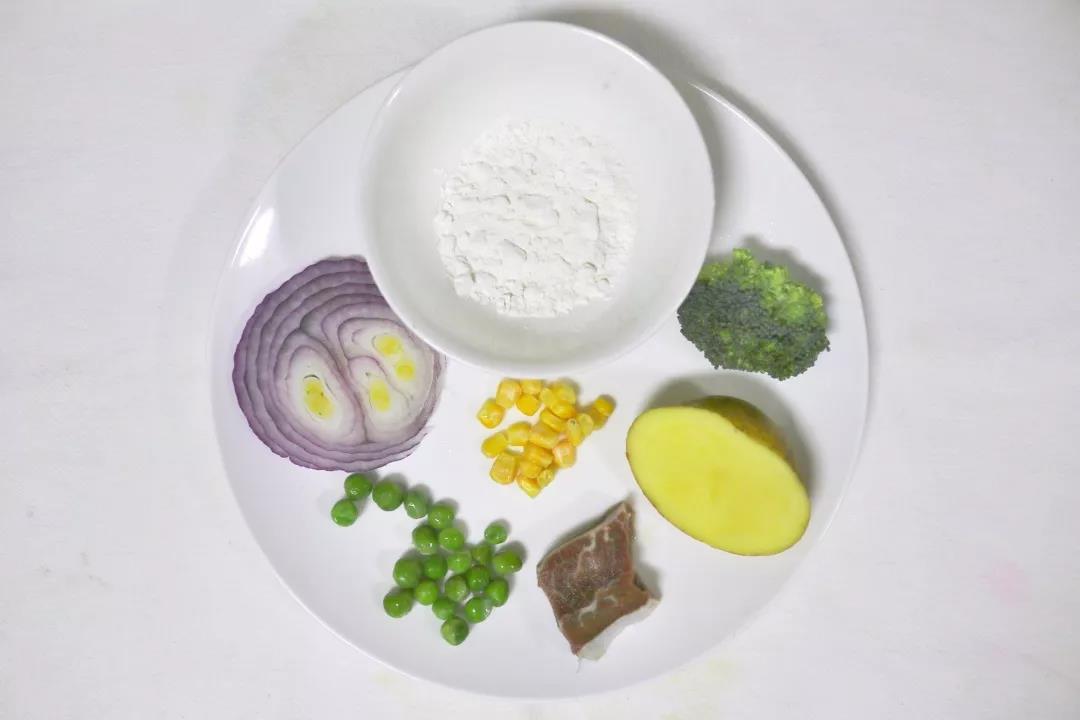 第1步：洋葱洗净，牛肉洗净，土豆洗净，西兰花洗净去根，玉米粒豌豆洗净。