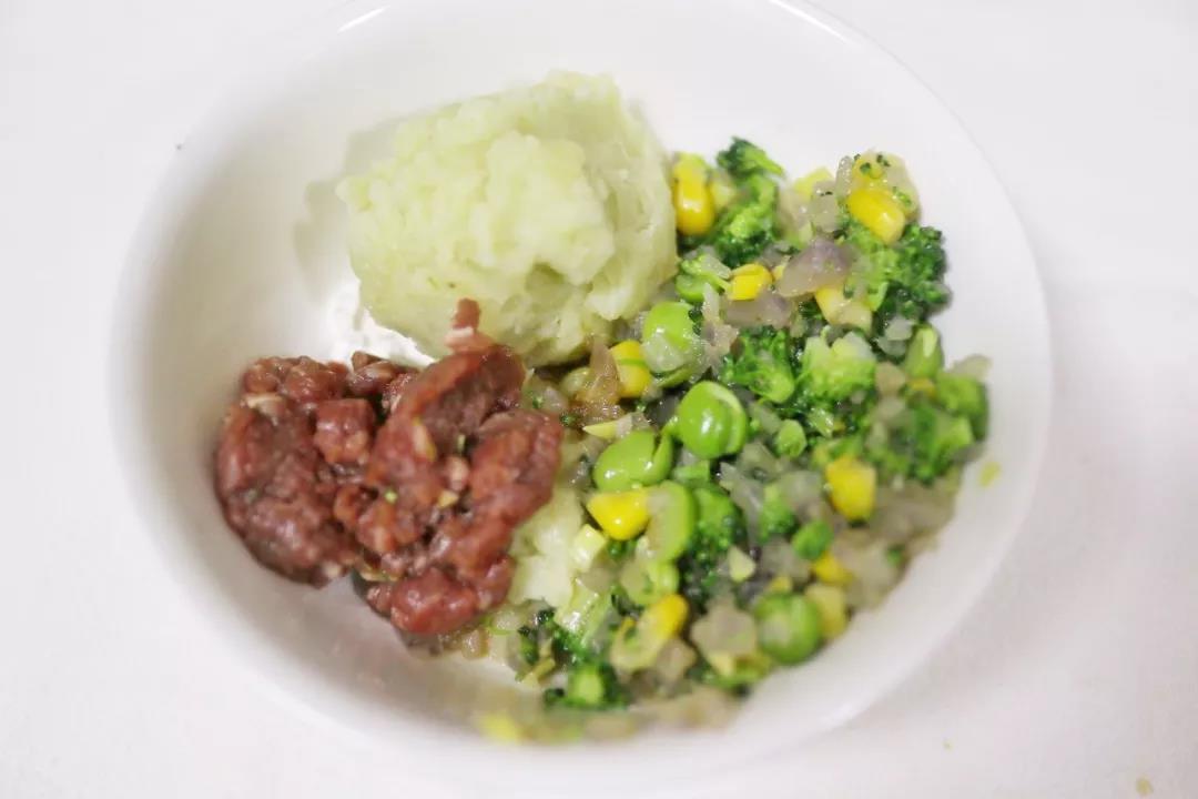 第6步：上述全部食材加入油和面粉混合均匀。