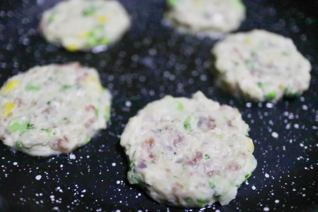 第8步：手上抹油用手把混合泥团成圆球状，平底锅抹油，放入圆球压扁成饼。