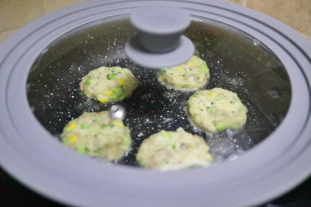 第9步：面糊底部凝固后倒入少量热水并盖盖子焖3分钟。