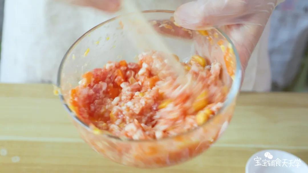 第4步：加入食用油，耐心搅拌至上劲