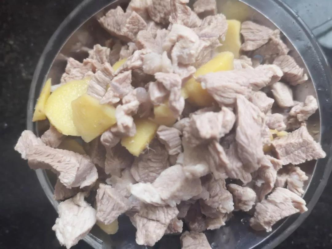 第4步：瘦肉捞出，丢掉姜片，将水沥干。