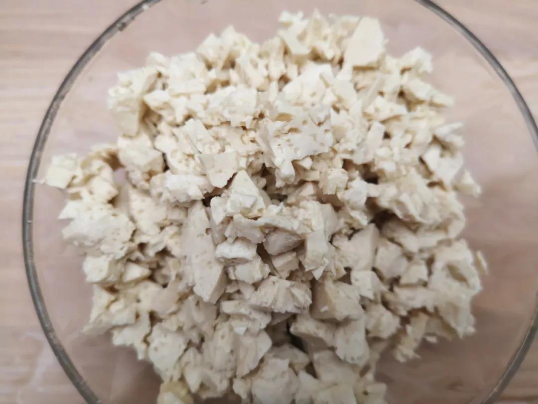 第6步：豆腐焯水，切碎待用。