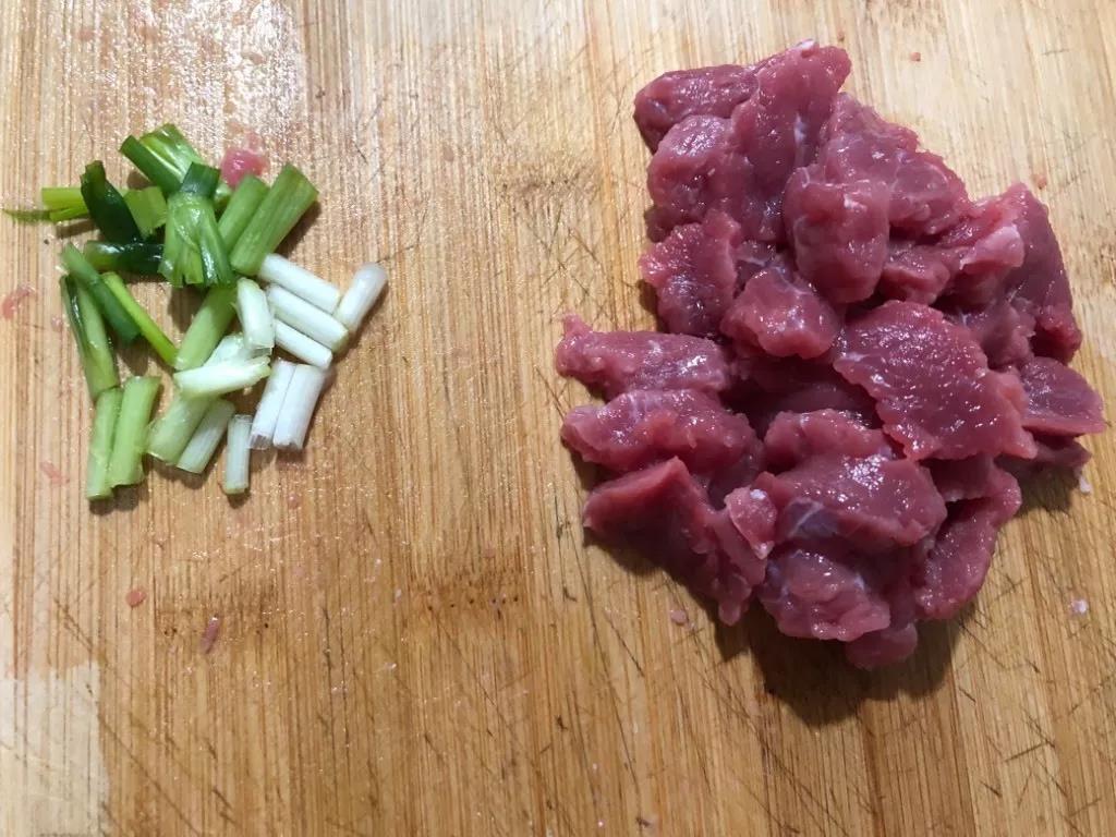 小葱切段，牛肉切小块。