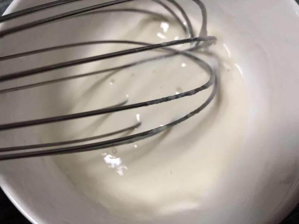 面粉加水搅拌均匀成可流动状。