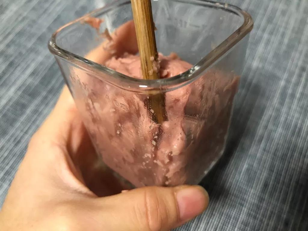 倒入模具，尽量减少气孔。