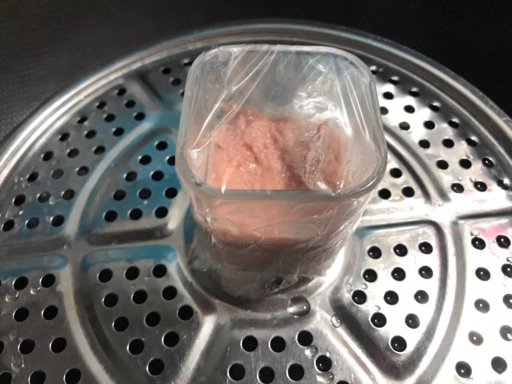 封上保鲜膜，水开后放入蒸锅蒸20-25分钟，出锅晾凉后脱模切块即可。