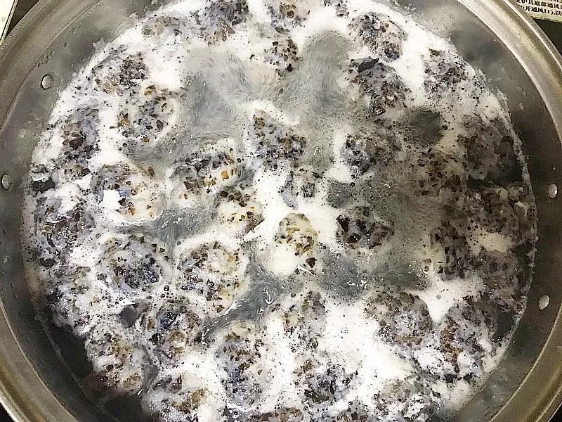 第6步：手沾水抓鱼肉泥团成丸子形状，放入烧开水的锅中，煮至所有丸子都漂浮起来，再煮一分钟即可。