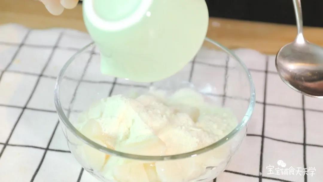 山药压成泥后，加入奶粉混合成细腻糊状
