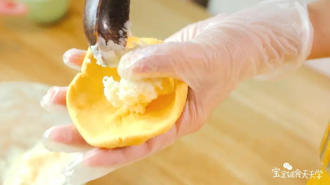 把南瓜面团分成同等量的小团，摊平后包入山药泥