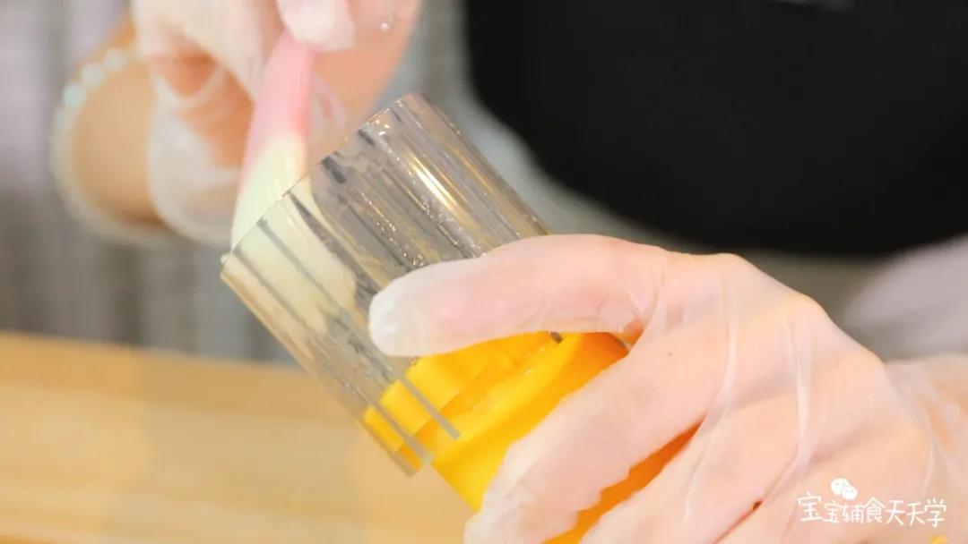 可以在模具上刷一层油，会更容易脱模和印花会更清晰哦