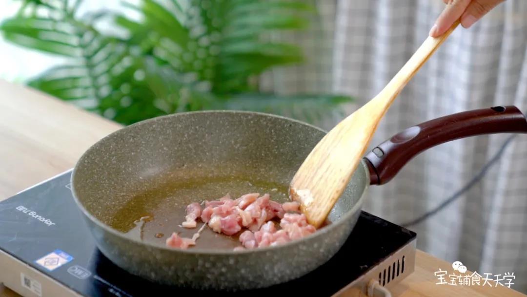 冰糖融化后放入鸡腿肉，炒出糖色