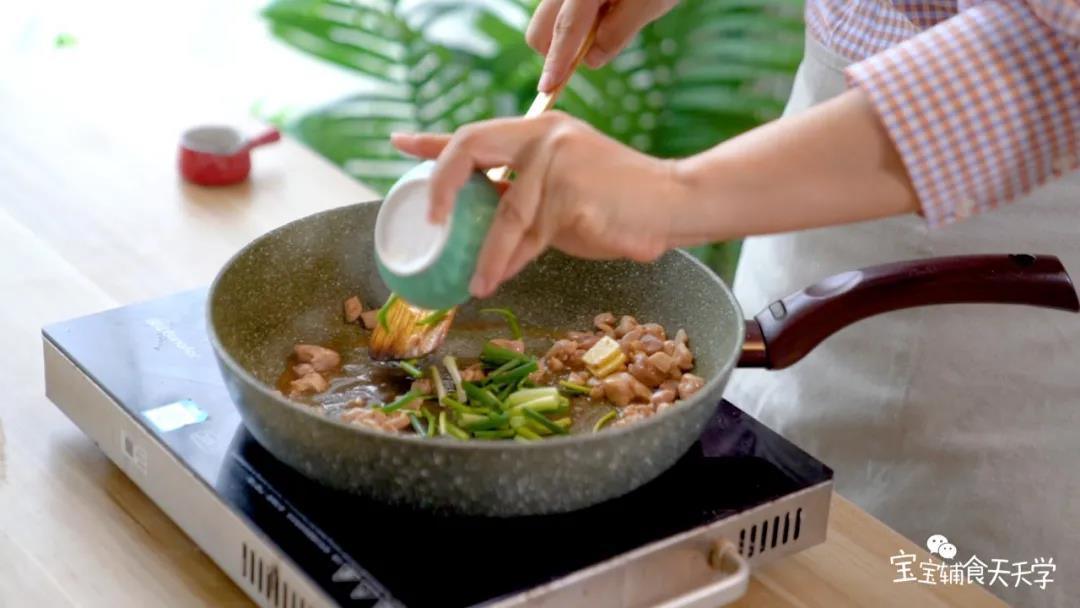 加入葱段、姜片、酱油翻炒均匀