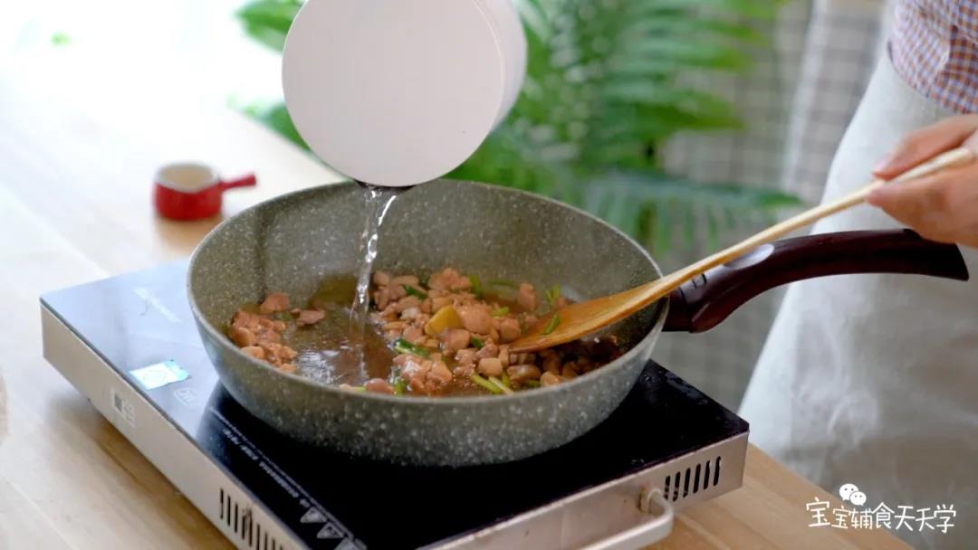 加入开水没过鸡腿肉，煮沸