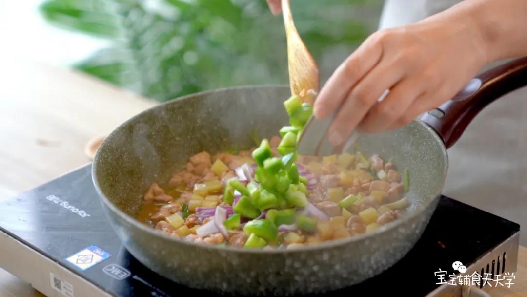 加入青椒、洋葱煮3分钟即可