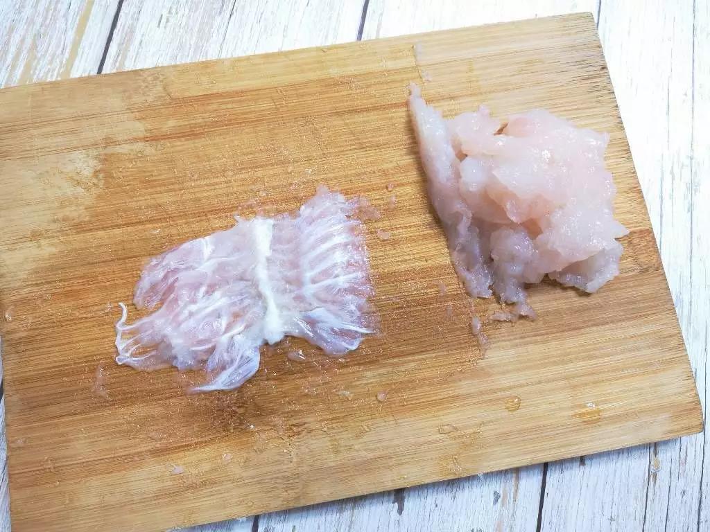 菜刀斜着刮出鱼泥，取重170克。