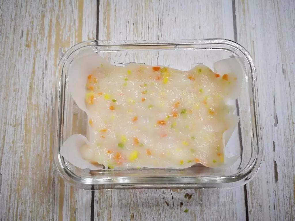 玻璃碗铺一层油纸，或者刷一层油，倒入鱼泥用勺子压平。