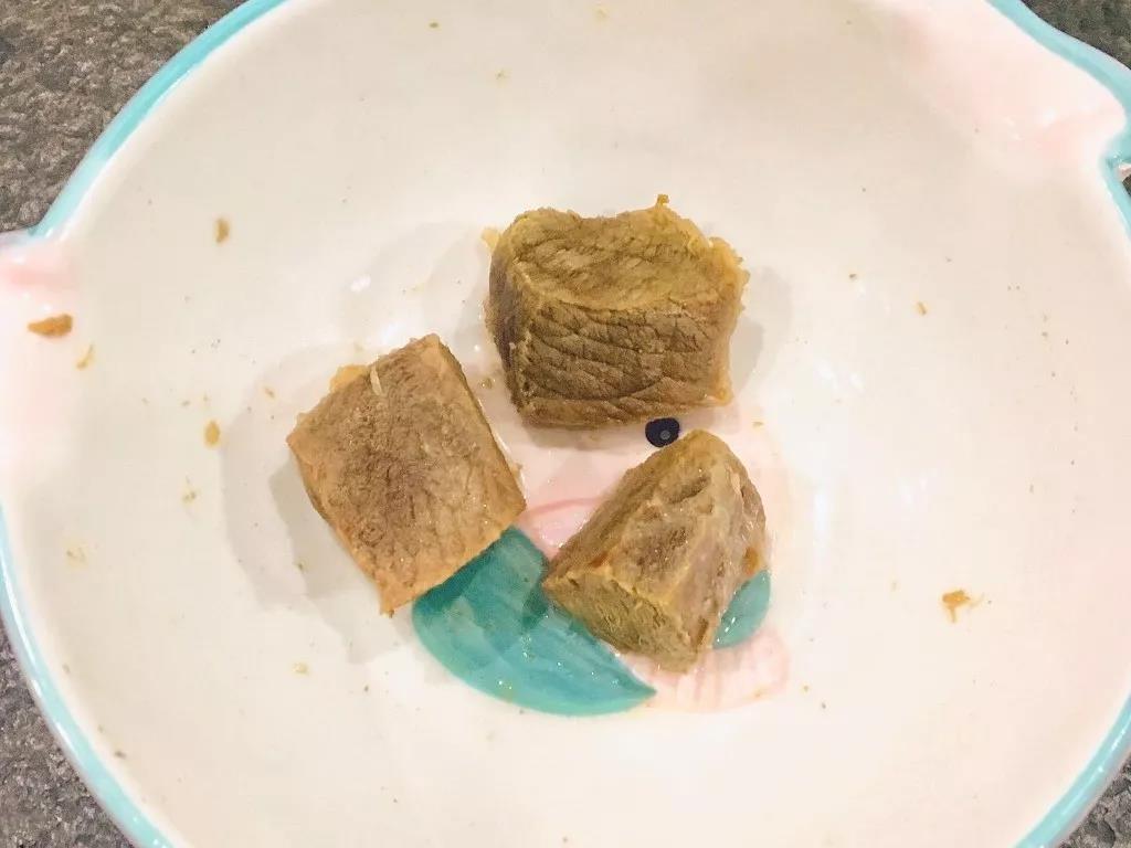 牛肉放入电炖锅，加入适量清水，选择炖汤模式炖煮1小时以上。