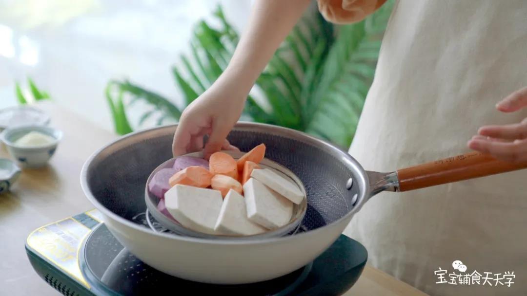 将芋头、红薯和紫薯上锅蒸熟