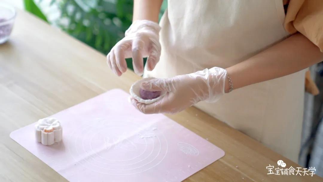 取一个西米球，用掌心压扁，慢慢揉成小碗状，放入馅料，捏圆