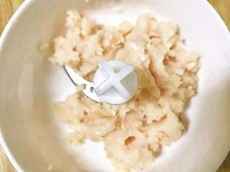 鸡肉擦干水分剁碎或用料理机打成泥。