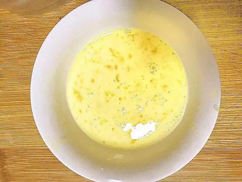 鸡蛋打散，加入1/3水淀粉搅拌均匀。