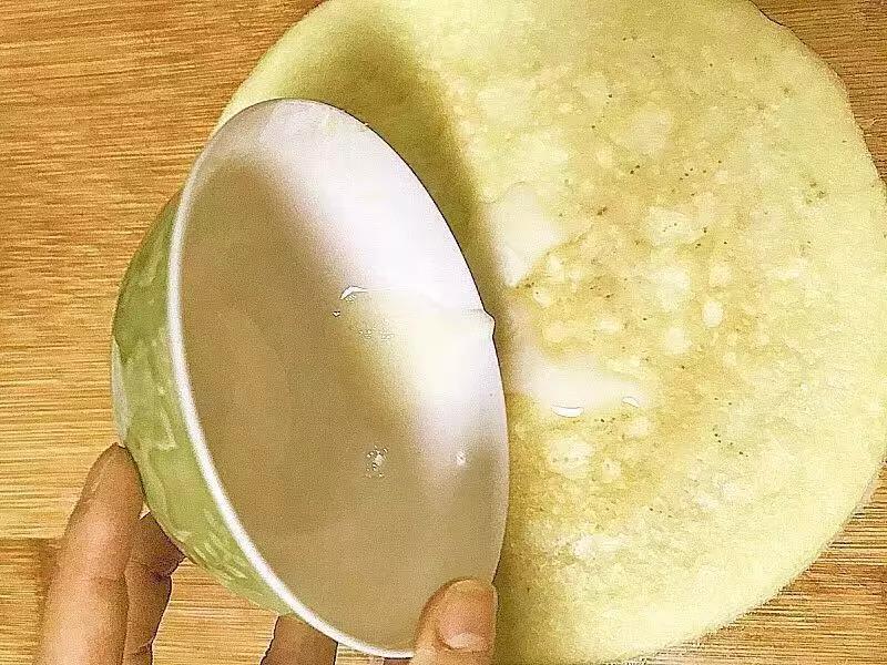 取出蛋皮，抹上最后1/3水淀粉做粘合之用。