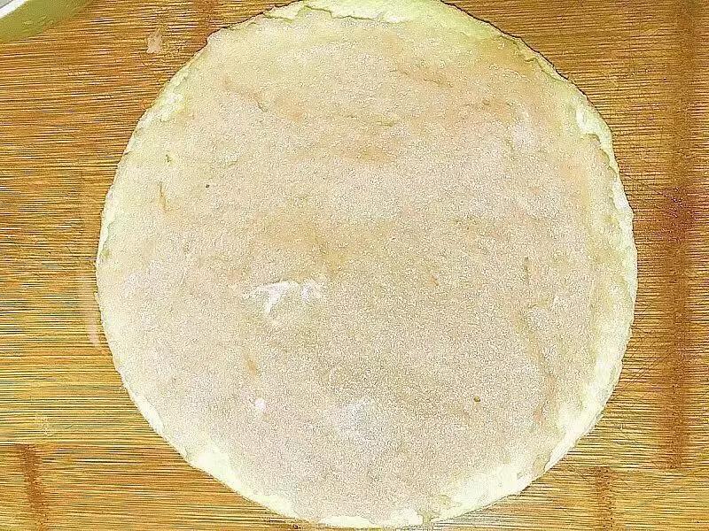 鸡肉泥均匀涂抹在蛋皮上。