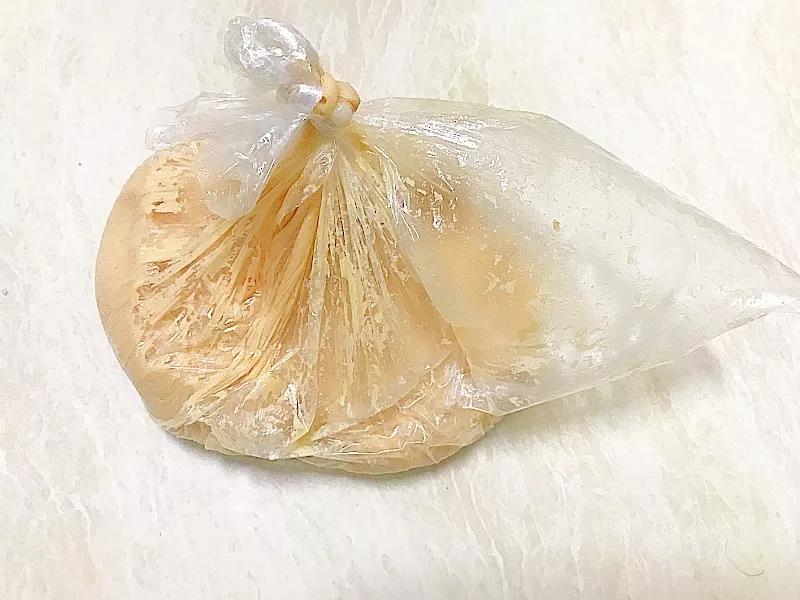 装入保鲜袋或裱花袋中。