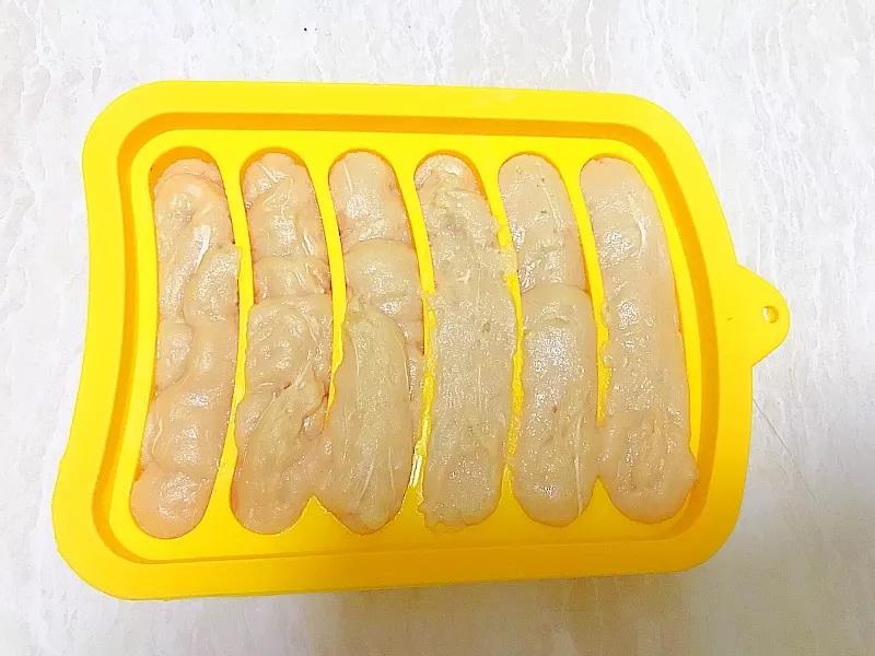 挤入香肠模具中，也可用其他造型模具。