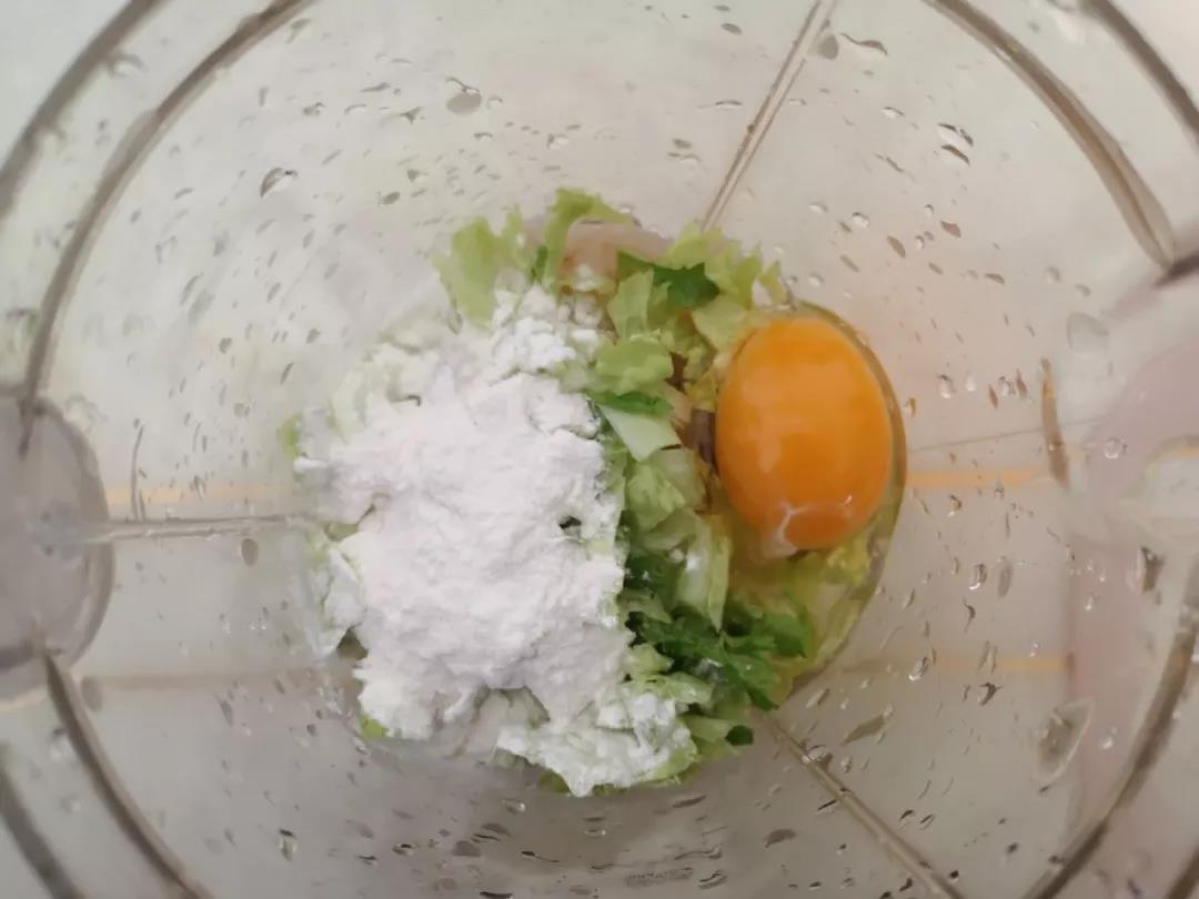 白菜碎、虾仁碎、鸡蛋、面粉一起放入辅食机里搅拌打成泥。