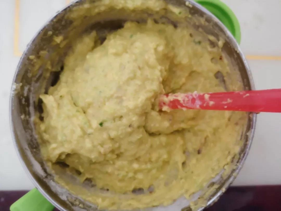 虾泥倒入碗里。