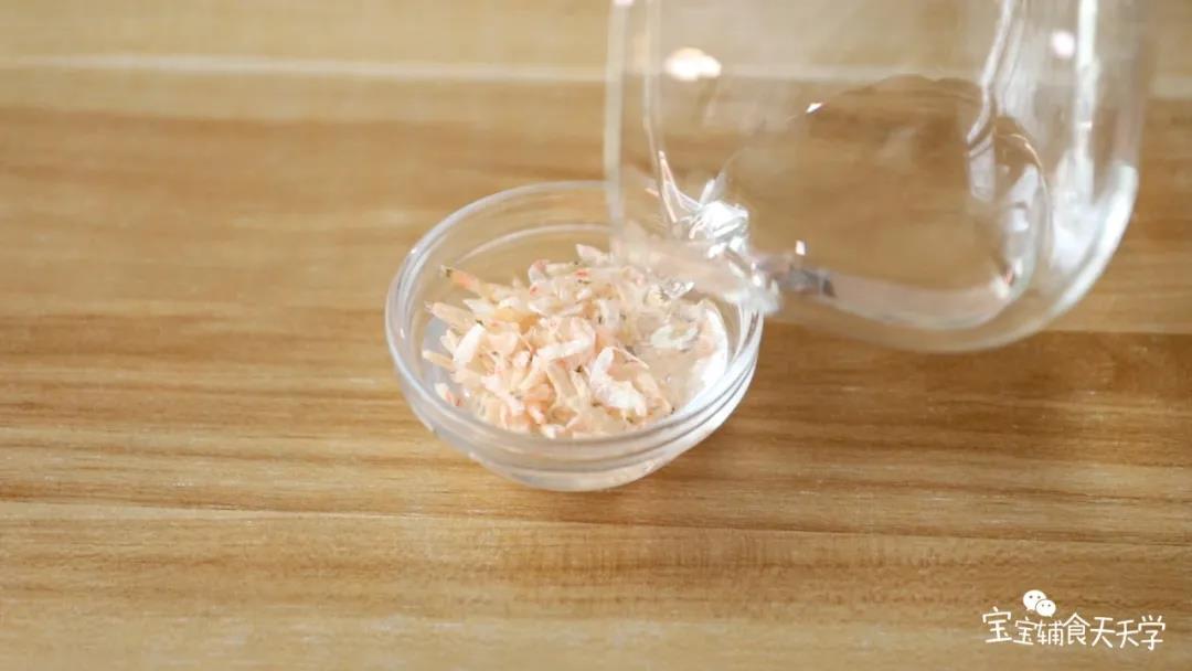 第2步：虾皮浸泡后沥干