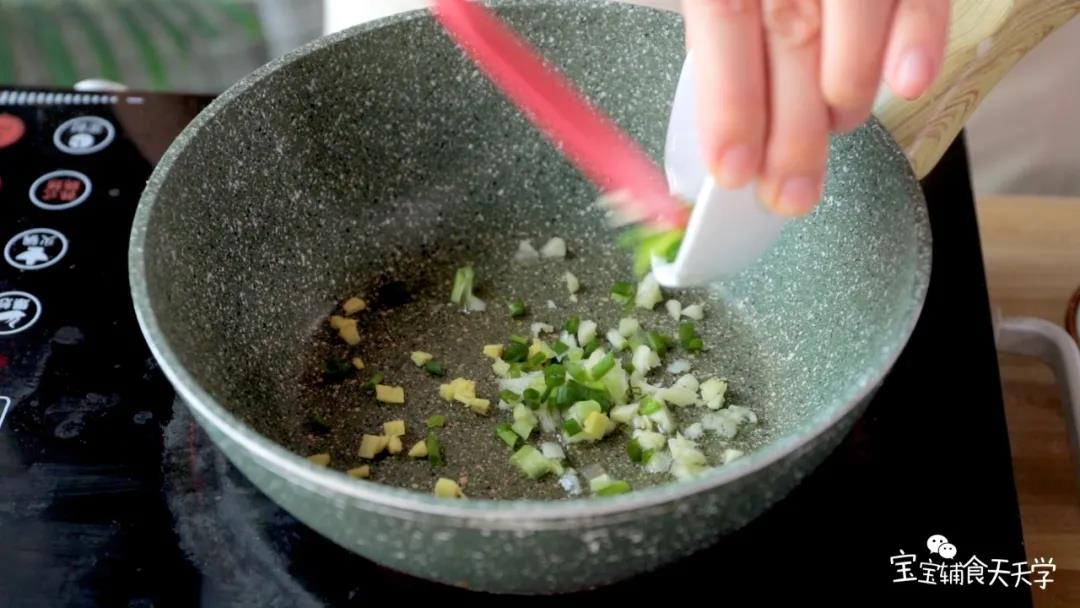 第7步：锅里倒油，放入葱、姜、蒜炒香