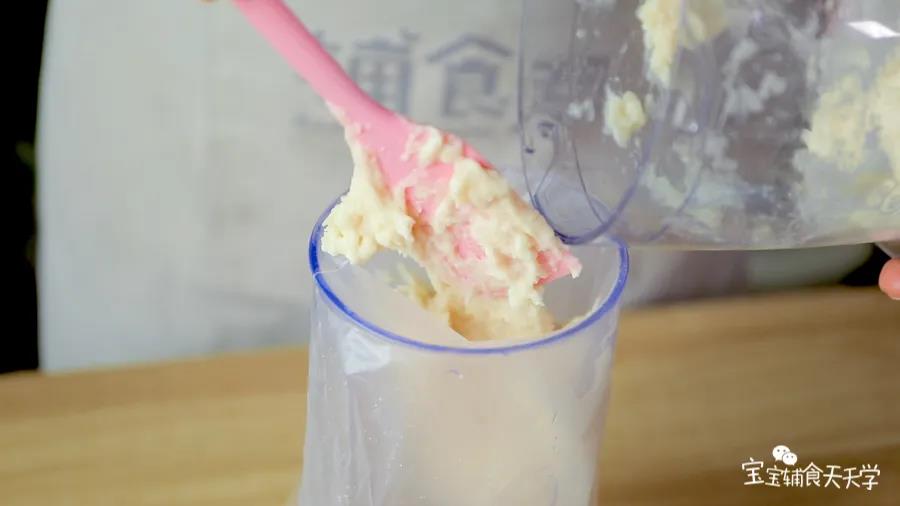 鱼泥倒入裱花袋中