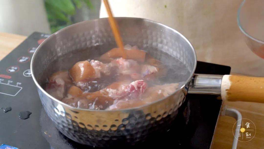 烧开一锅水，放入猪手焯水后捞出备用