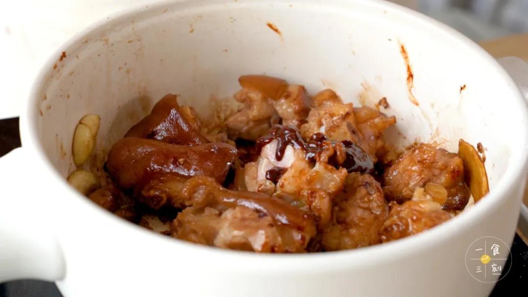 倒入步骤2调好的酱汁，翻炒一下